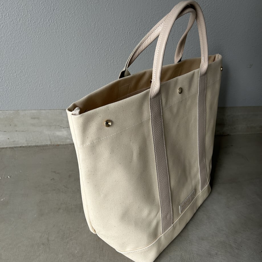 "Lightweight and easy to wipe" PVC-coated (tote L) solid (ivory)