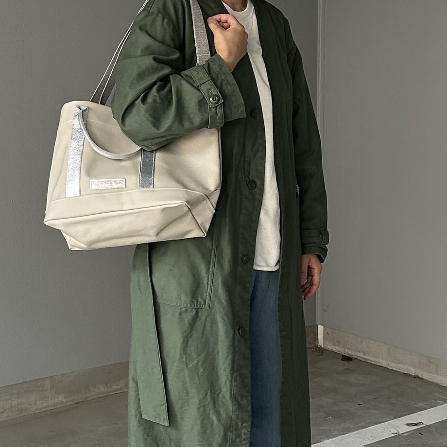 "Lightweight and wipeable" Coated PVC (TOTE M) Silver Grey