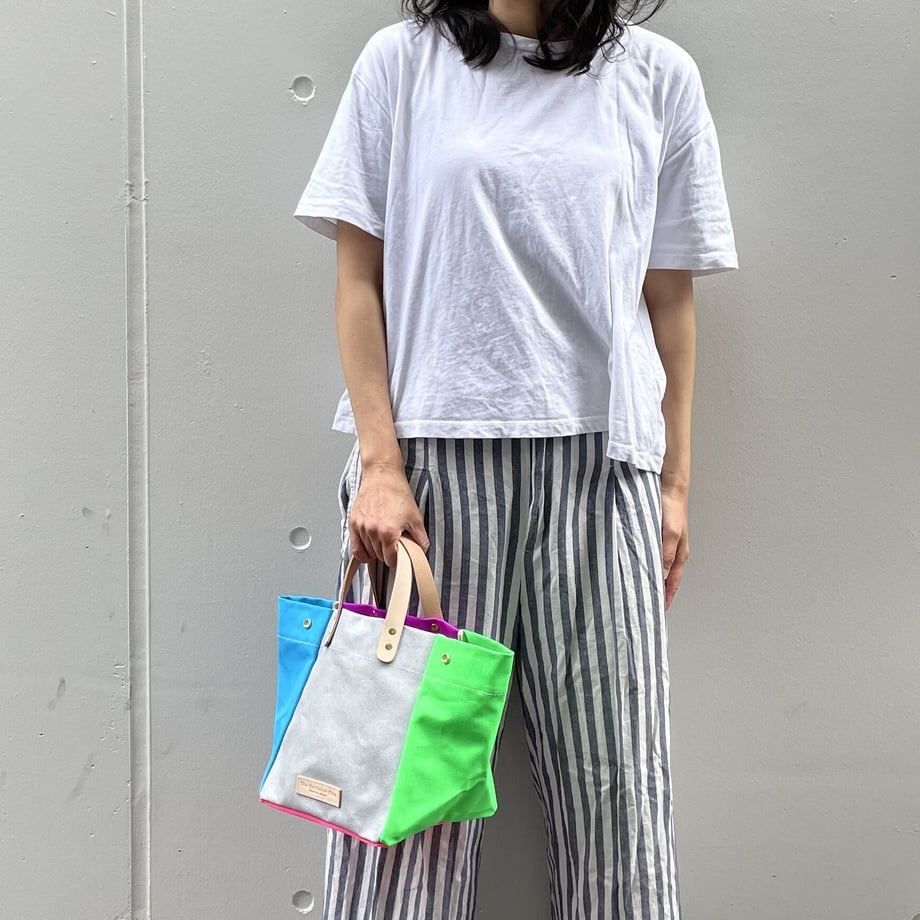Comes with a multi-colored bag and a free pouch