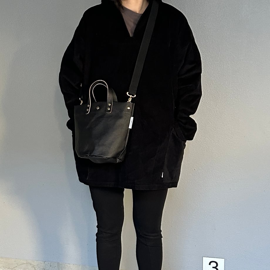 "Lightweight and wipeable" PVC processed (round bottom tote) Black camouflage