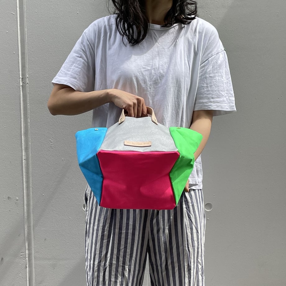 Comes with a multi-colored bag and a free pouch