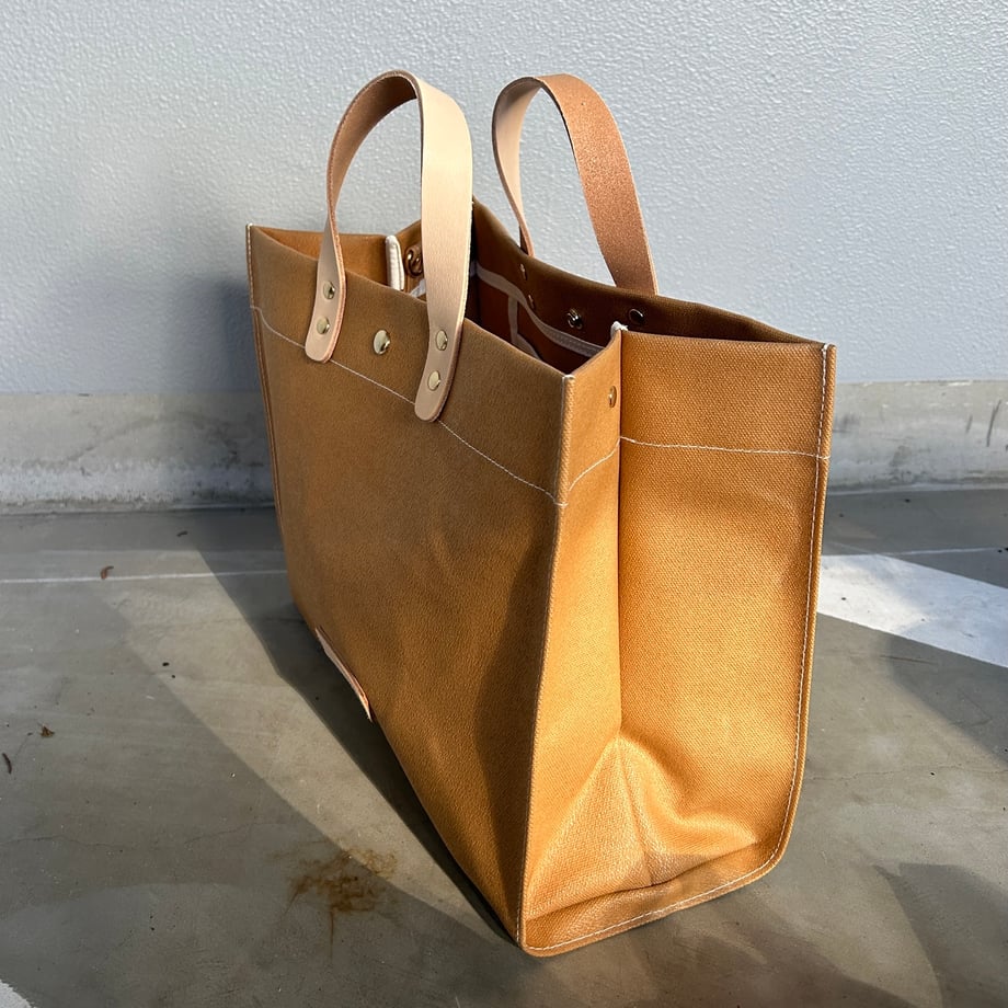 "Lightweight and easy to wipe" Coated PVC (Rectangle L) MILK TEA