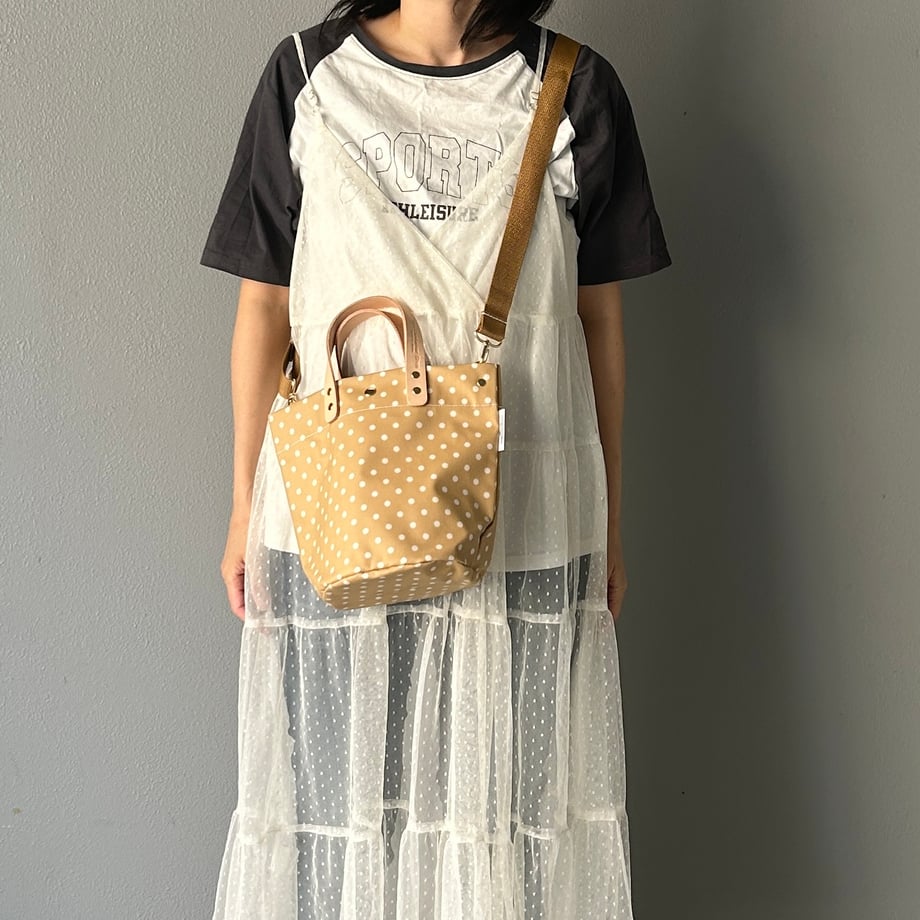 3,500 yen (tax included) "Wipeable" PVC processing (round bottom tote) dot pattern