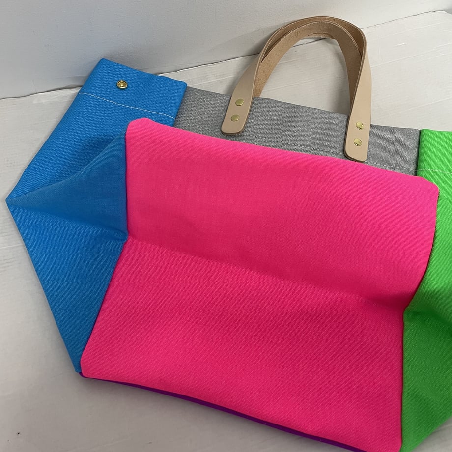 Comes with a multi-colored bag and a free pouch