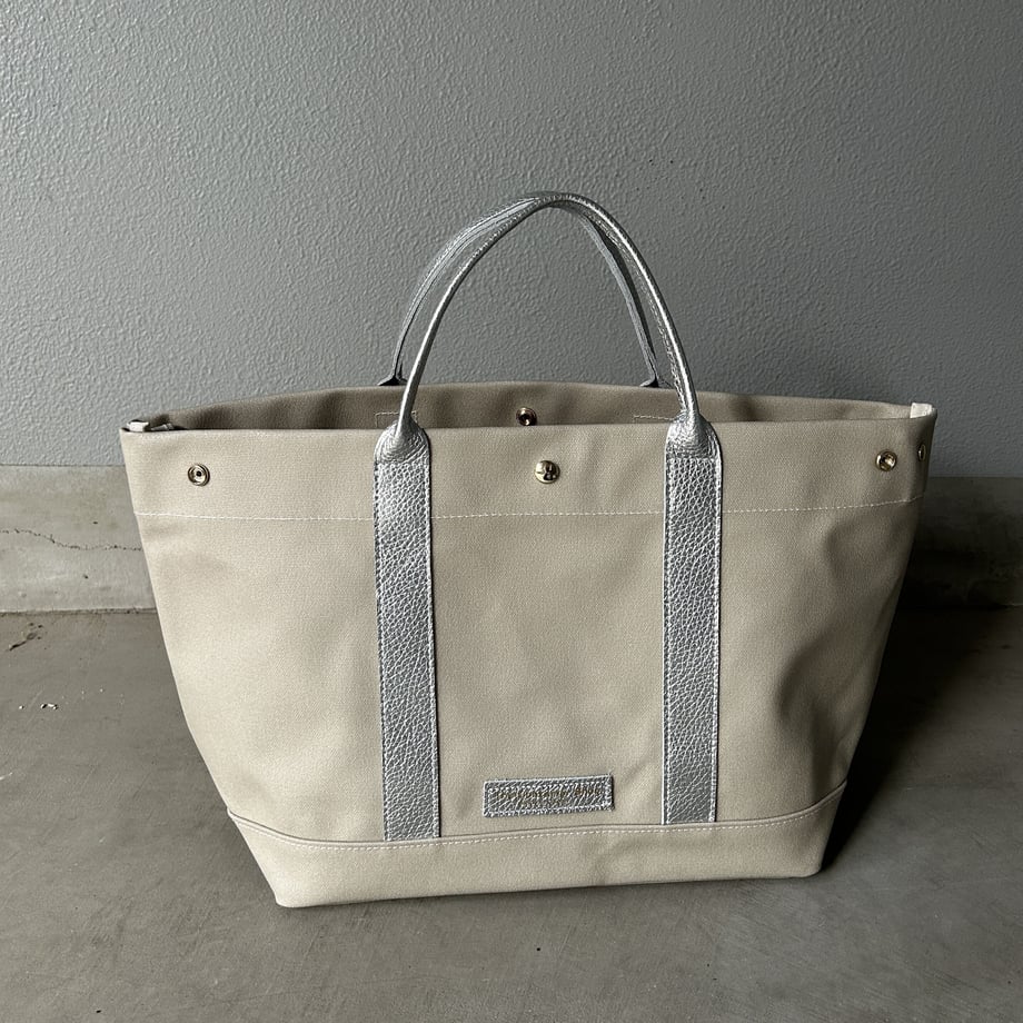 "Lightweight and wipeable" Coated PVC (TOTE M) Silver Grey