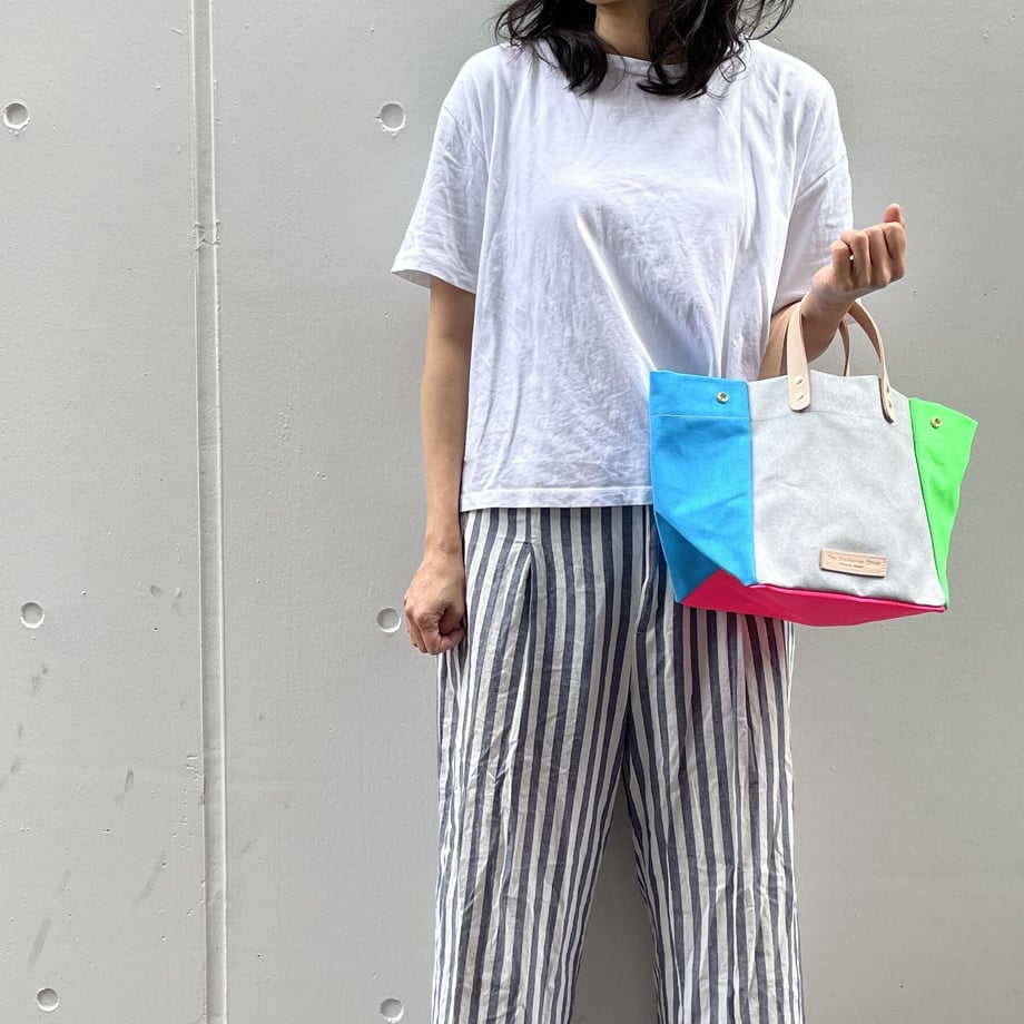 Comes with a multi-colored bag and a free pouch