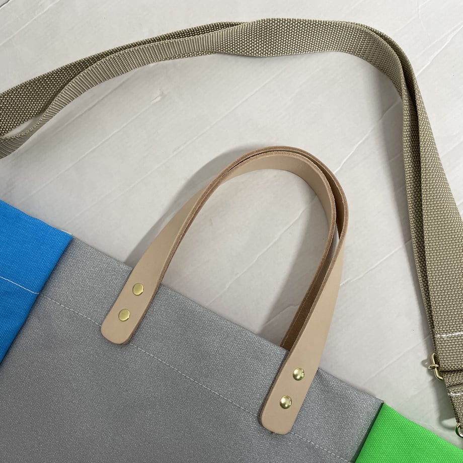 Comes with a multi-colored bag and a free pouch