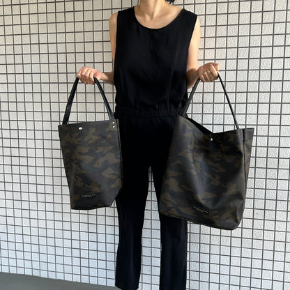   "Lightweight and wipeable" dark camouflage PVC processing (one shoulder) large