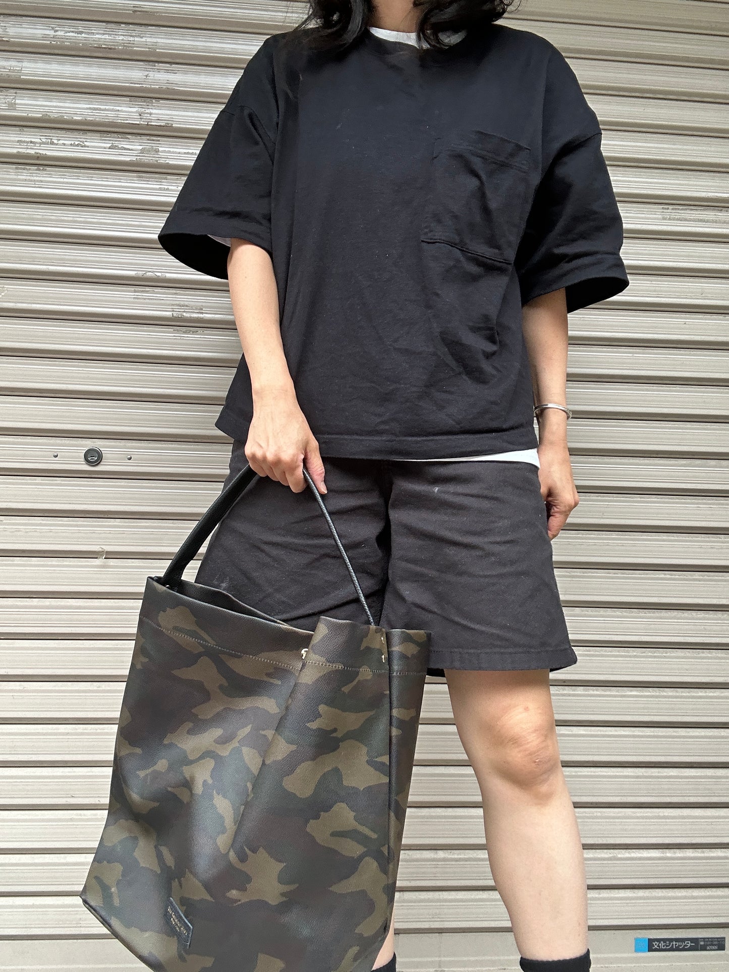   "Lightweight and wipeable" dark camouflage PVC processing (one shoulder) large