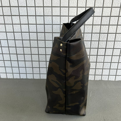   "Lightweight and wipeable" dark camouflage PVC processing (one shoulder) large