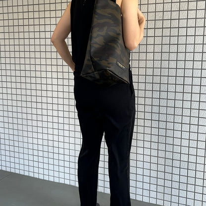  "Lightweight and wipeable" dark camouflage PVC processed (one shoulder) small