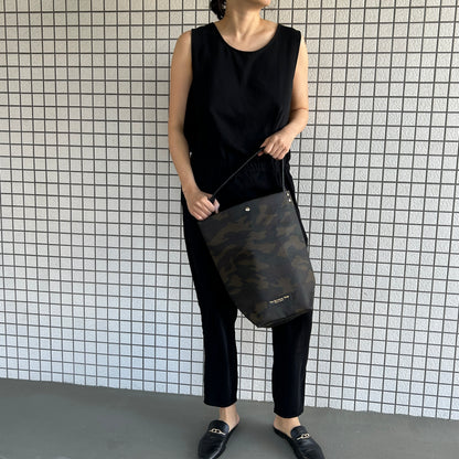  "Lightweight and wipeable" dark camouflage PVC processed (one shoulder) small