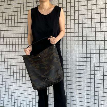   "Lightweight and wipeable" dark camouflage PVC processing (one shoulder) large