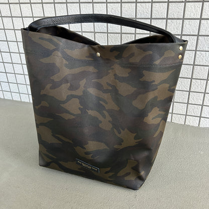   "Lightweight and wipeable" dark camouflage PVC processing (one shoulder) large