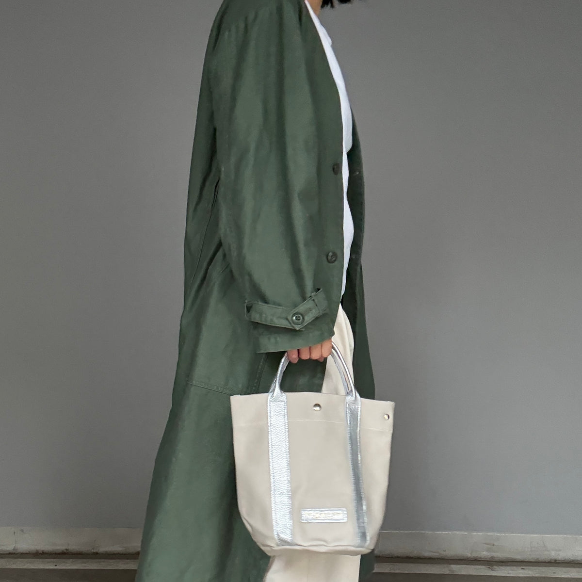 「軽くて拭ける」Coated PVC（Round BottomA） Silver Grey