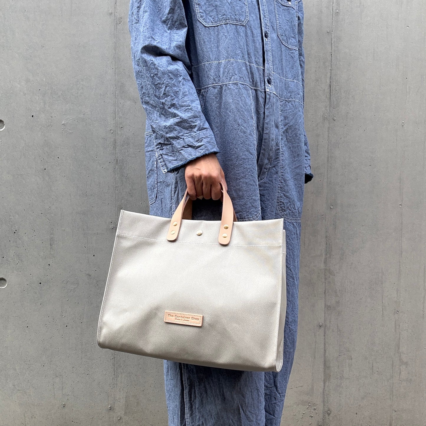 "Lightweight and easy to wipe" Coated PVC (Rectangle L) MILK TEA