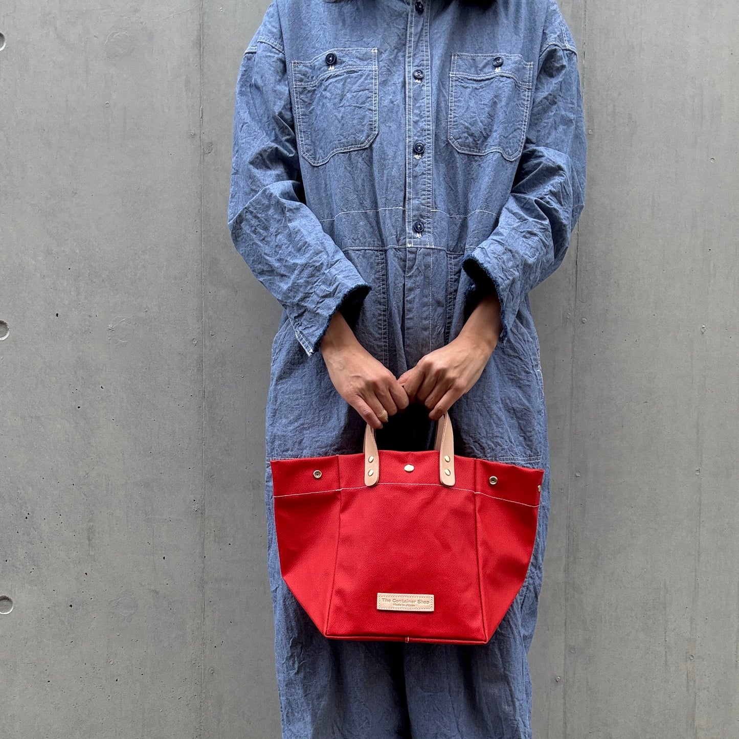 「軽くて拭ける」Coated PVC（SQ）SCARLET