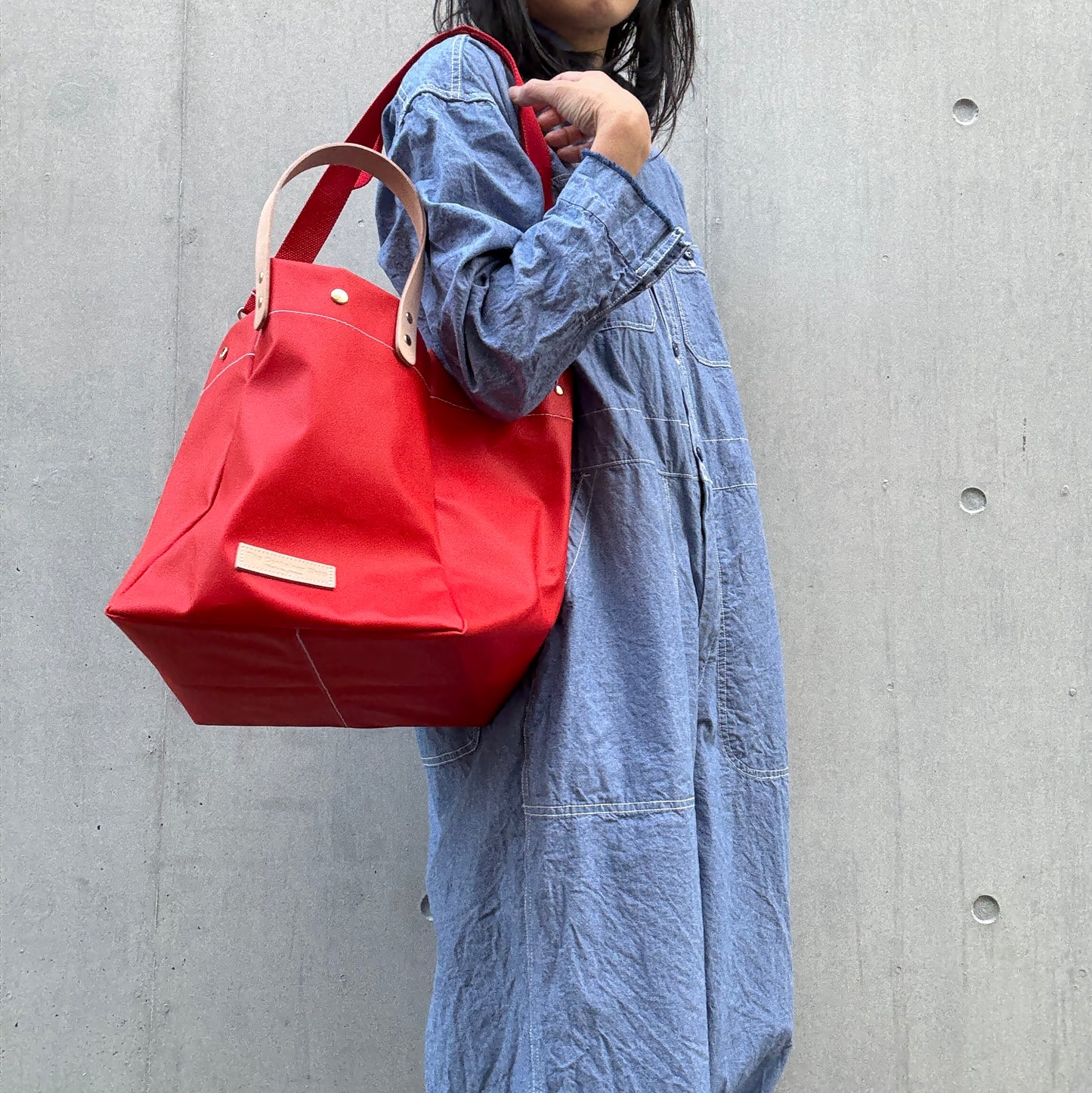 「軽くて拭ける」Coated PVC（SQL）SCARLET