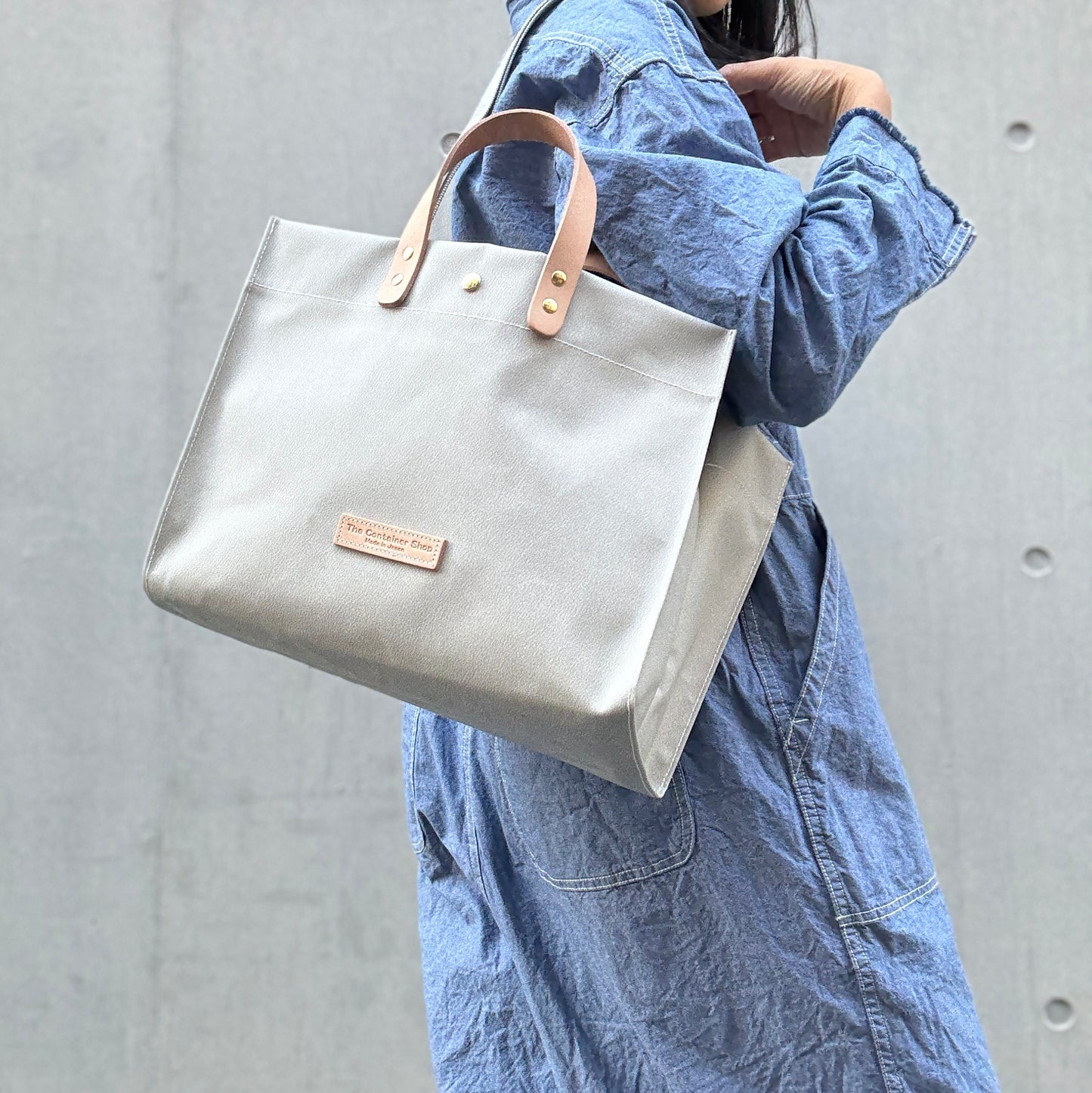 "Lightweight and easy to wipe" Coated PVC (Rectangle L) MILK TEA