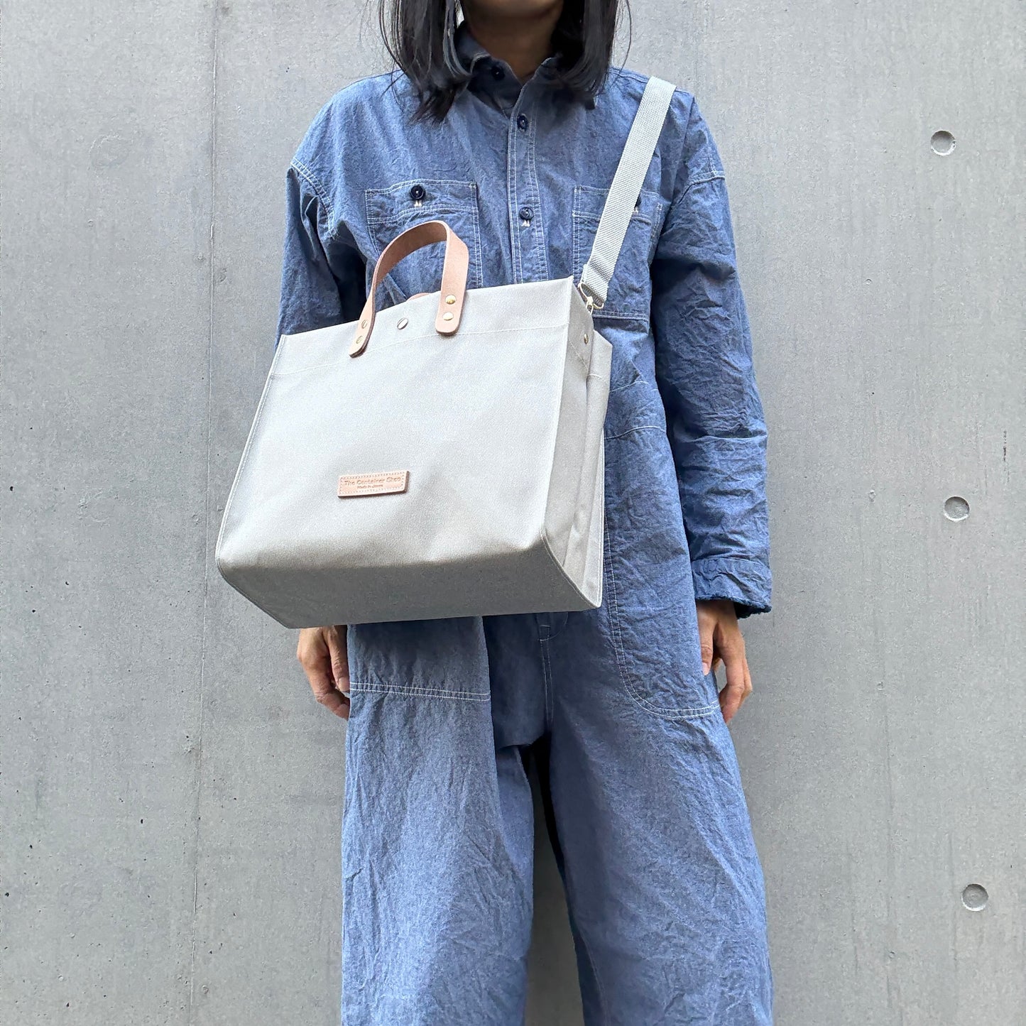 "Lightweight and easy to wipe" Coated PVC (Rectangle L) MILK TEA