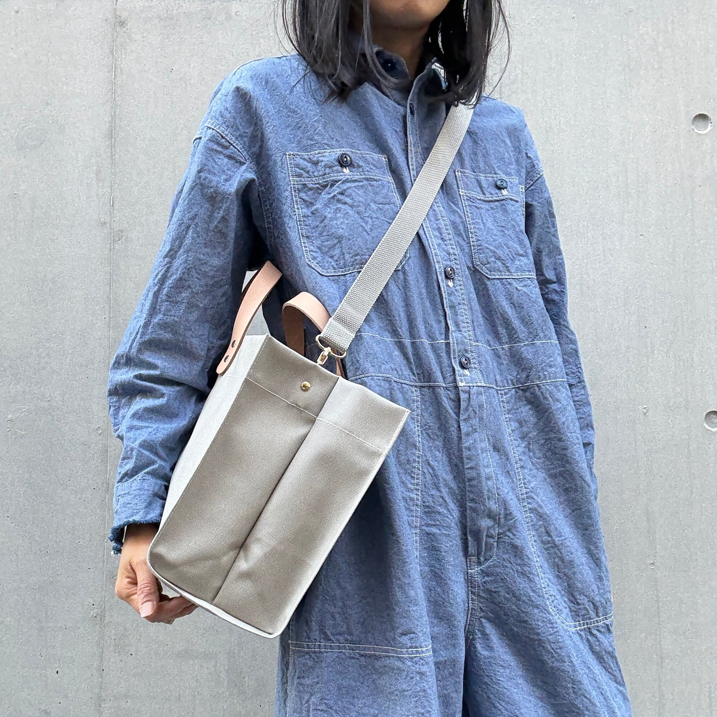 "Lightweight and easy to wipe" Coated PVC (Rectangle L) MILK TEA