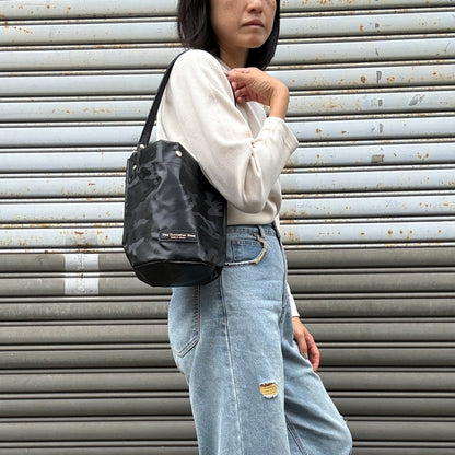 「耐久性に優れたスーパーファブリック」Tarpaulin（丸底ワンショルダーバッグ)カモフラージュ