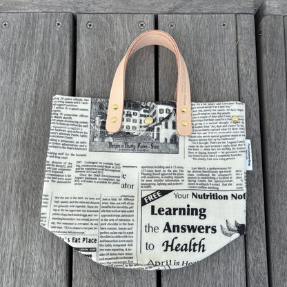 「軽くて拭ける」Coated PVC（丸底バッグ）Newspaper