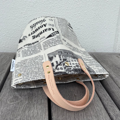 「軽くて拭ける」Coated PVC（丸底バッグ）Newspaper