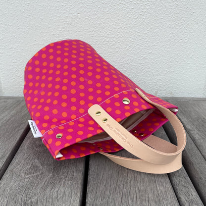 「軽くて拭ける」Coated PVC（丸底バッグ）Polka Dots