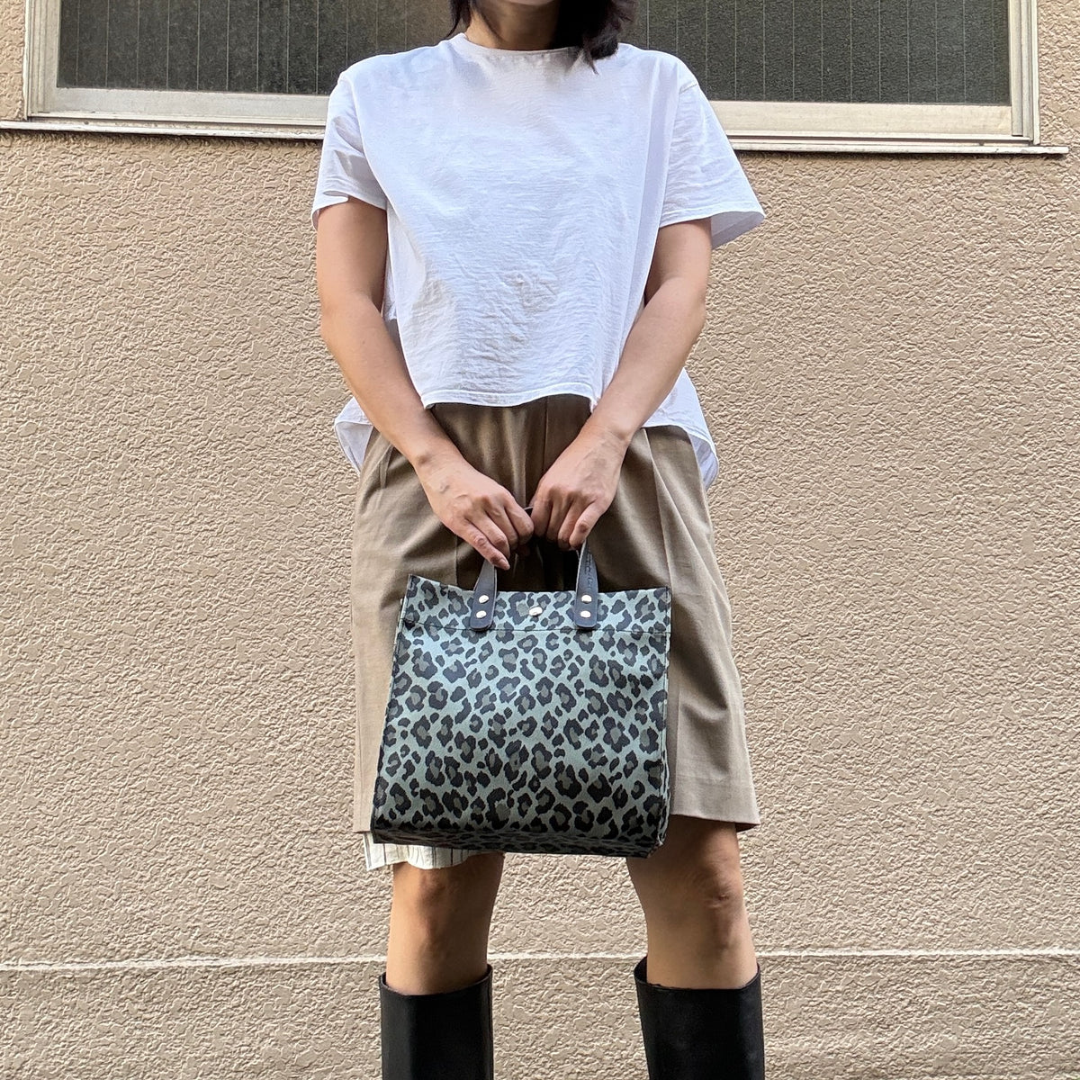 "Lightweight and wipe-clean" Coated PVC Leopard (Rectangle L)