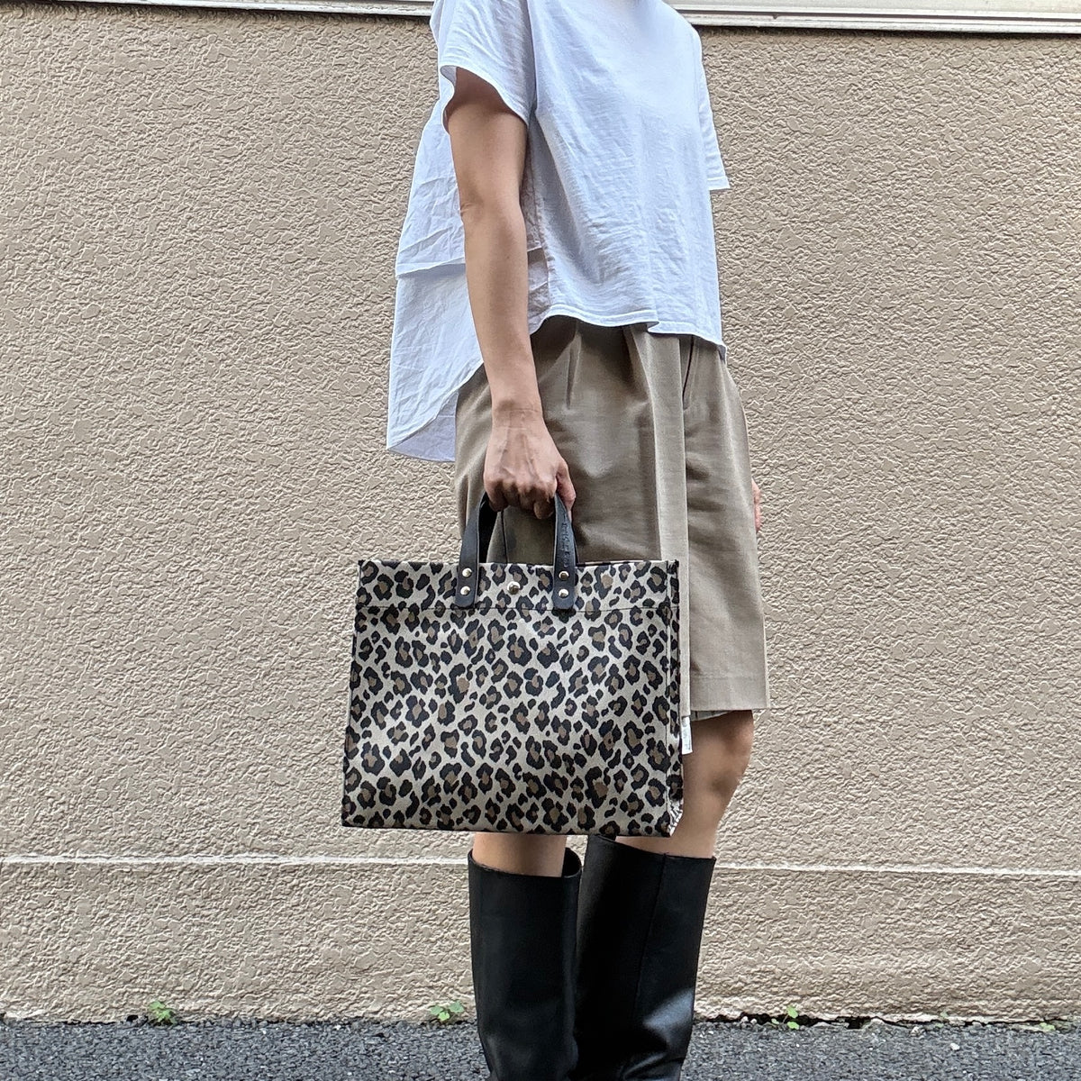"Lightweight and wipe-clean" Coated PVC Leopard (Rectangle L)