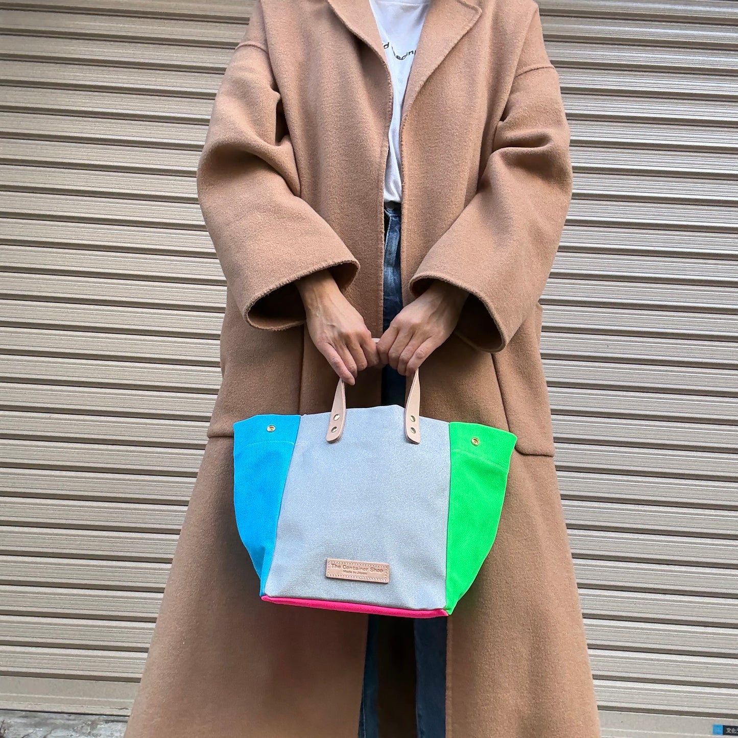 Comes with a multi-colored bag and a free pouch