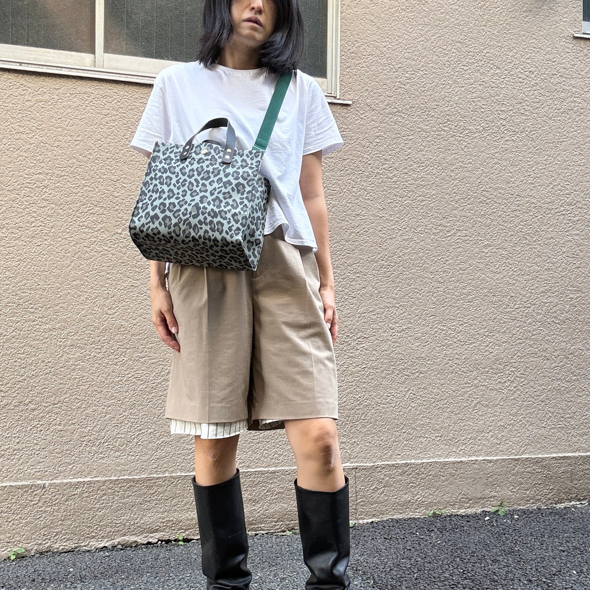 ＜2026年AW新作＞「軽くて拭ける」Coated PVC Leopard（Rectangle M)