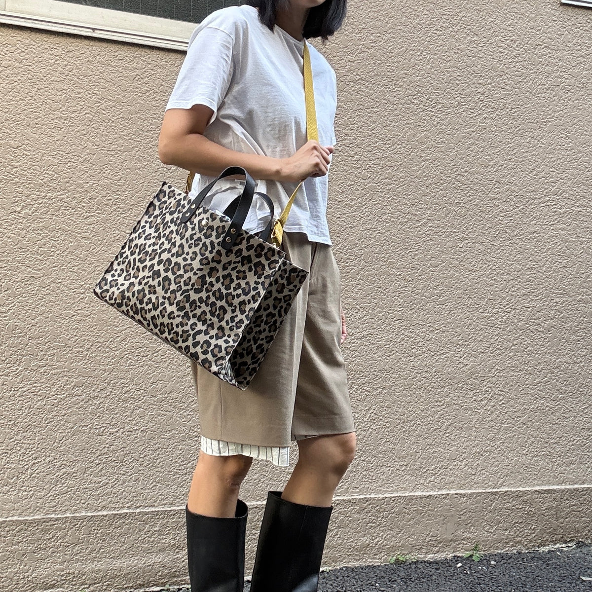 "Lightweight and wipe-clean" Coated PVC Leopard (Rectangle L)