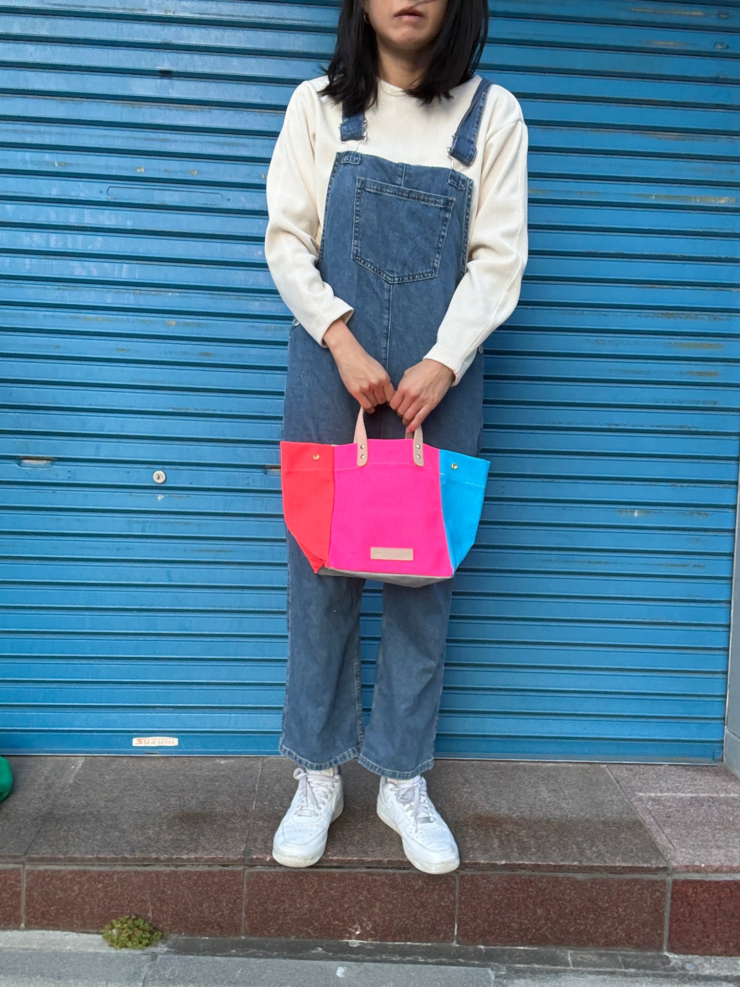 Comes with a multi-colored bag and a free pouch