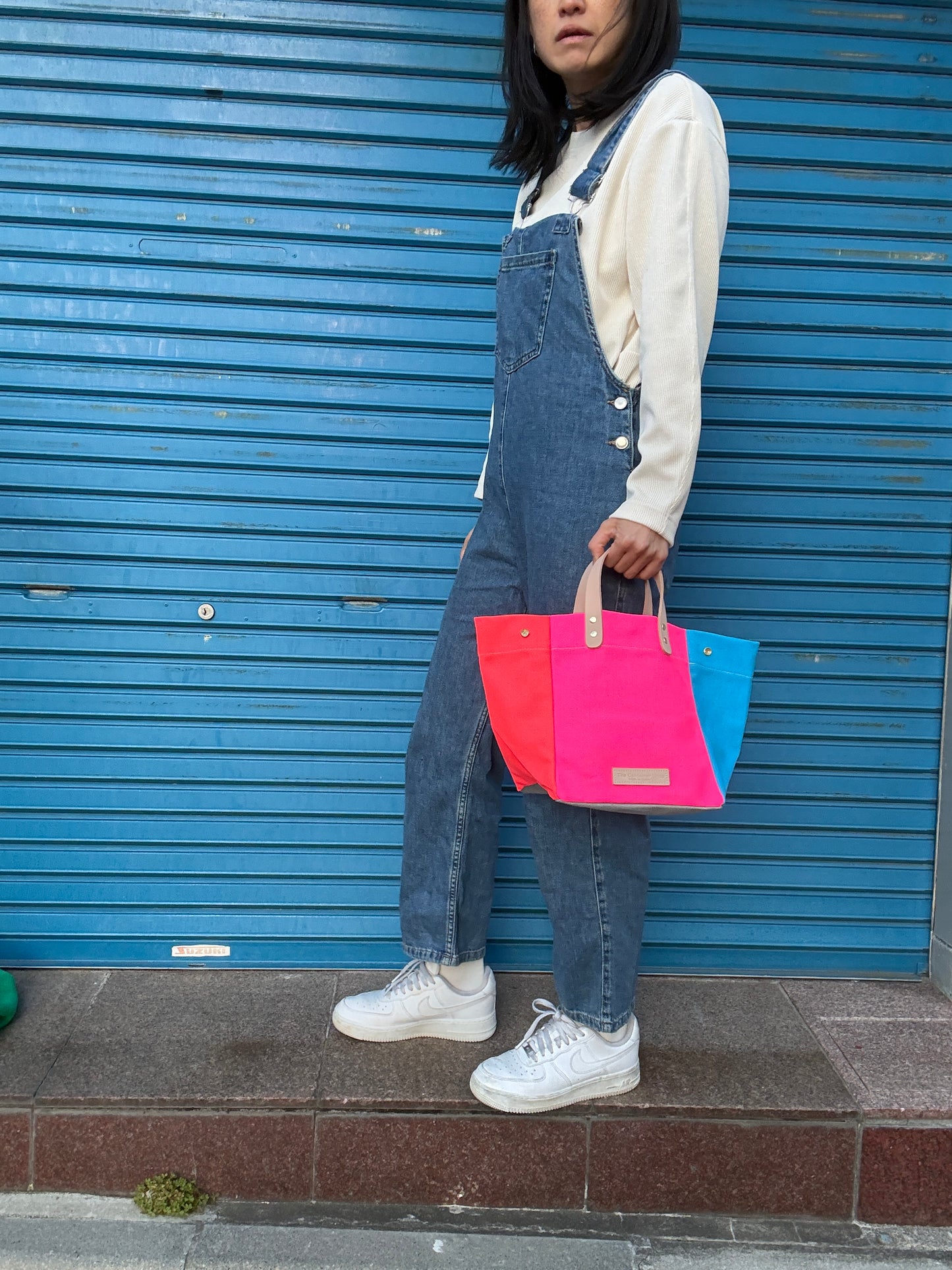 Comes with a multi-colored bag and a free pouch