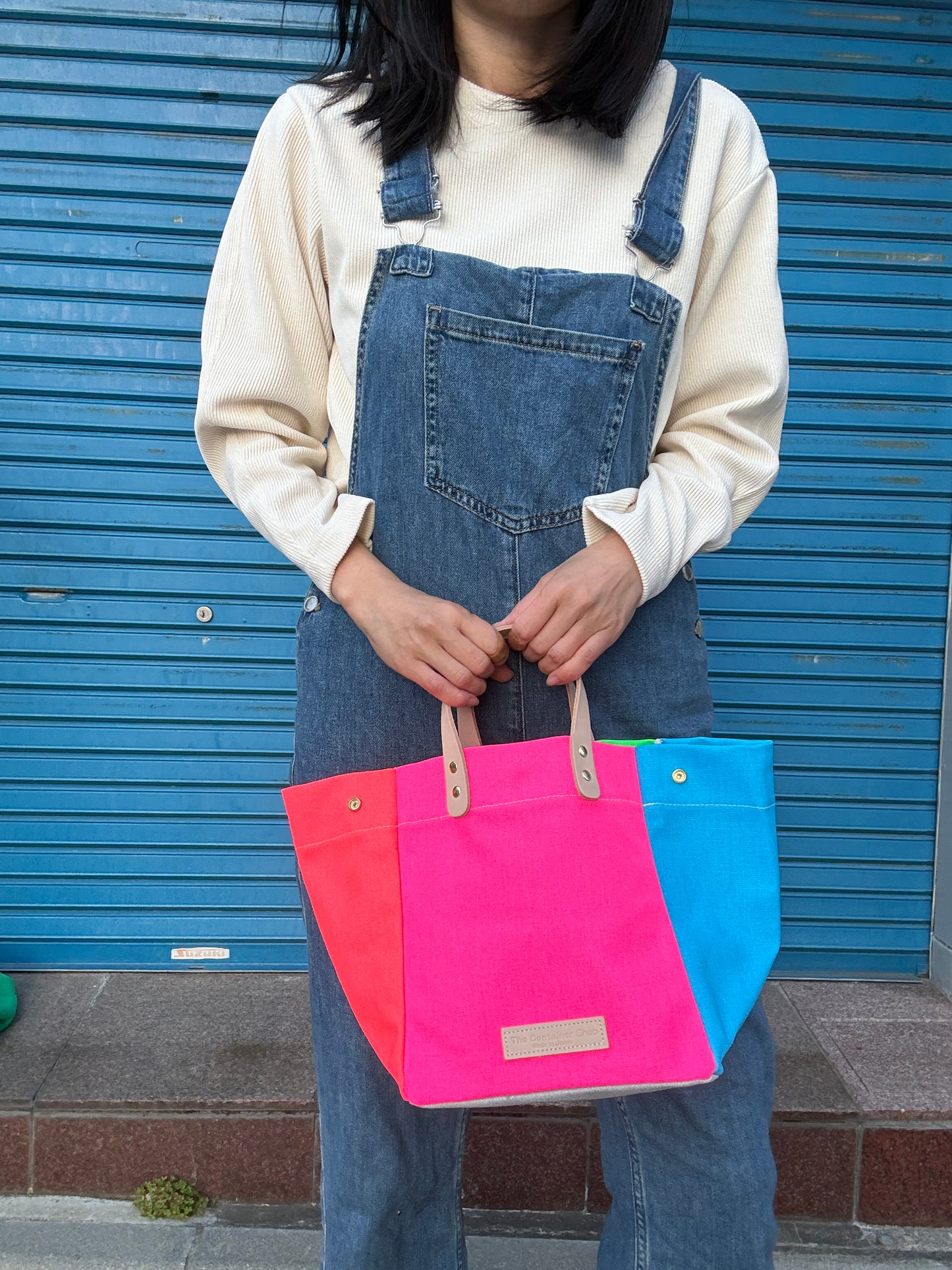 Comes with a multi-colored bag and a free pouch