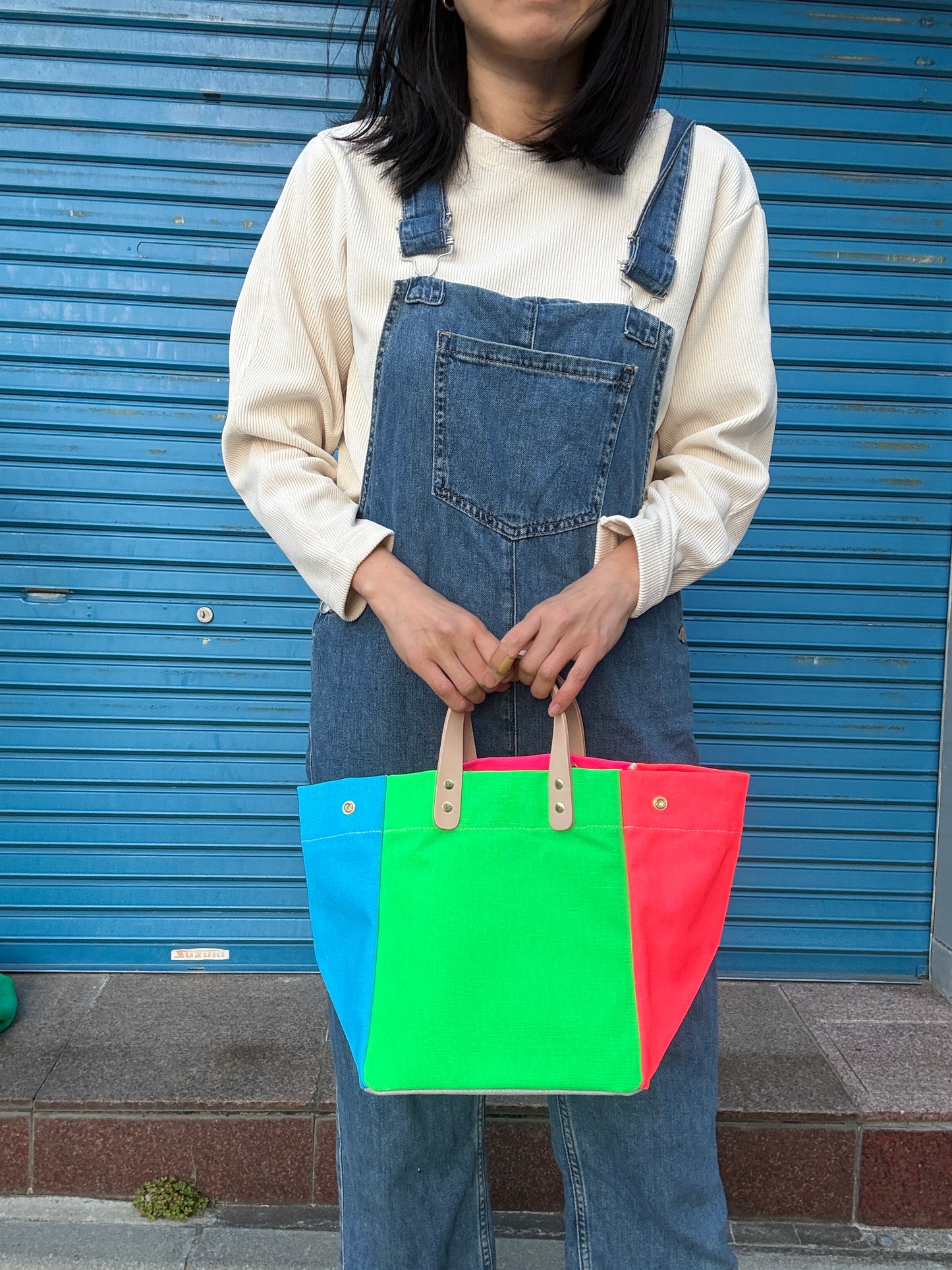 Comes with a multi-colored bag and a free pouch