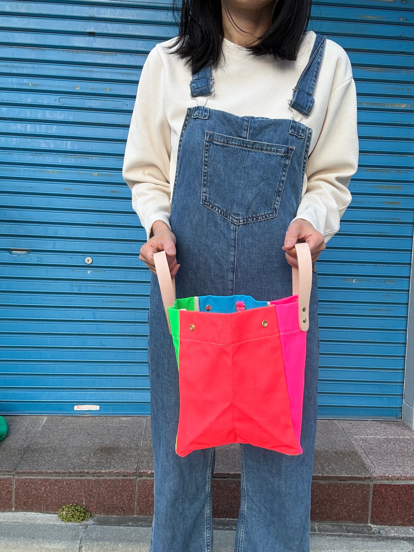 Comes with a multi-colored bag and a free pouch