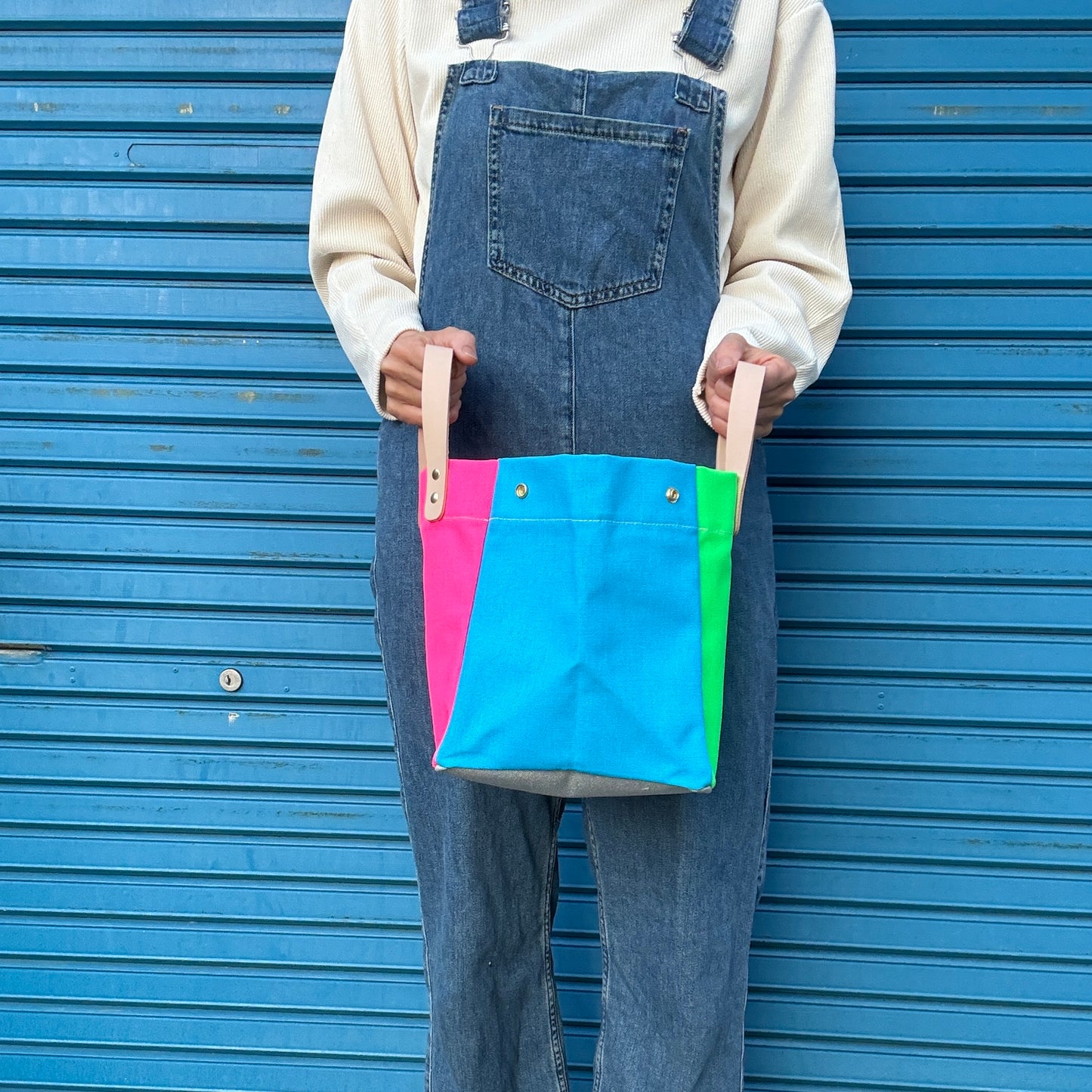 Comes with a multi-colored bag and a free pouch