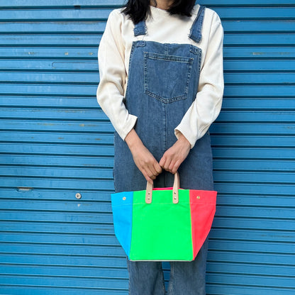 Comes with a multi-colored bag and a free pouch