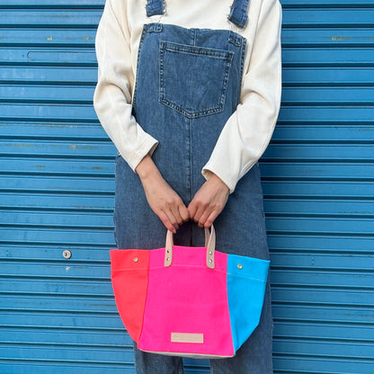 Comes with a multi-colored bag and a free pouch