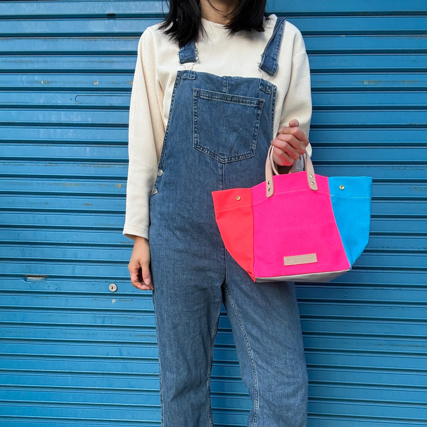 Comes with a multi-colored bag and a free pouch