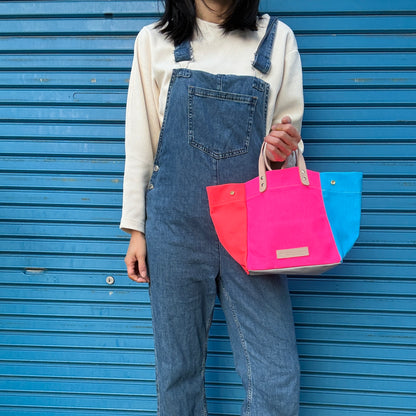 Comes with a multi-colored bag and a free pouch