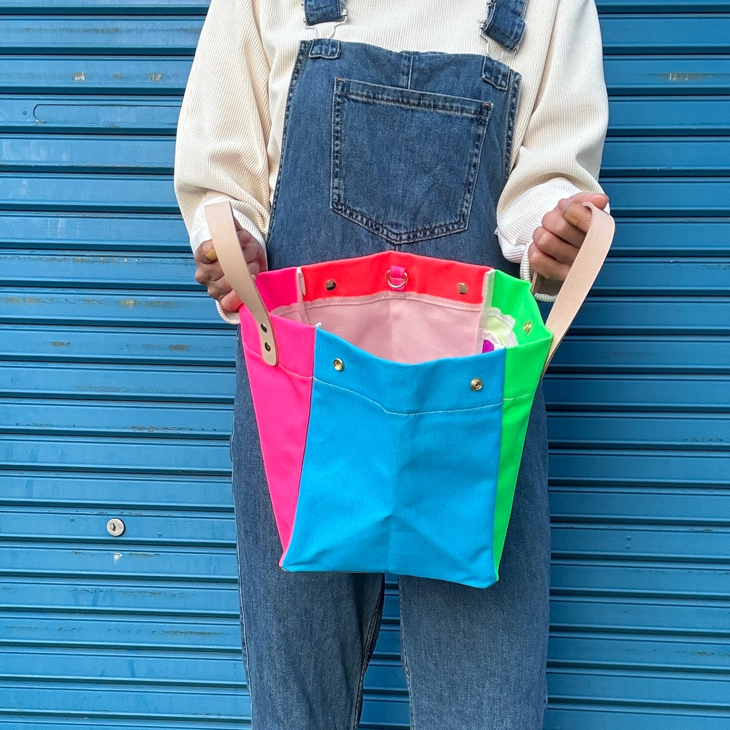 Comes with a multi-colored bag and a free pouch