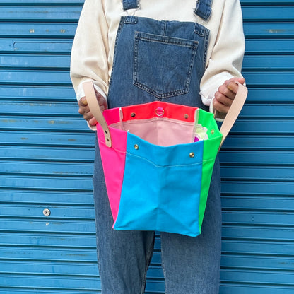 Comes with a multi-colored bag and a free pouch