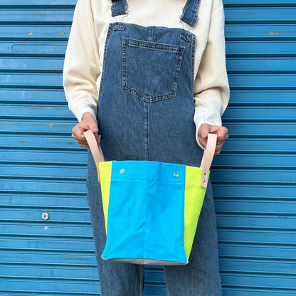 Comes with a multi-colored bag and a free pouch