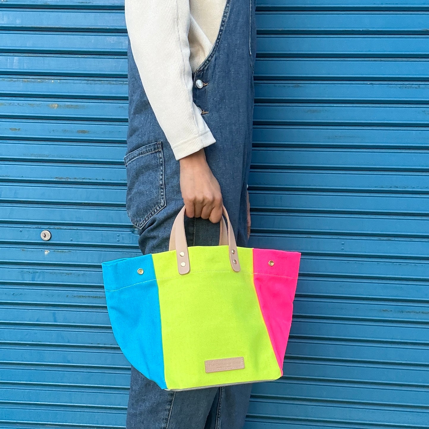 Comes with a multi-colored bag and a free pouch