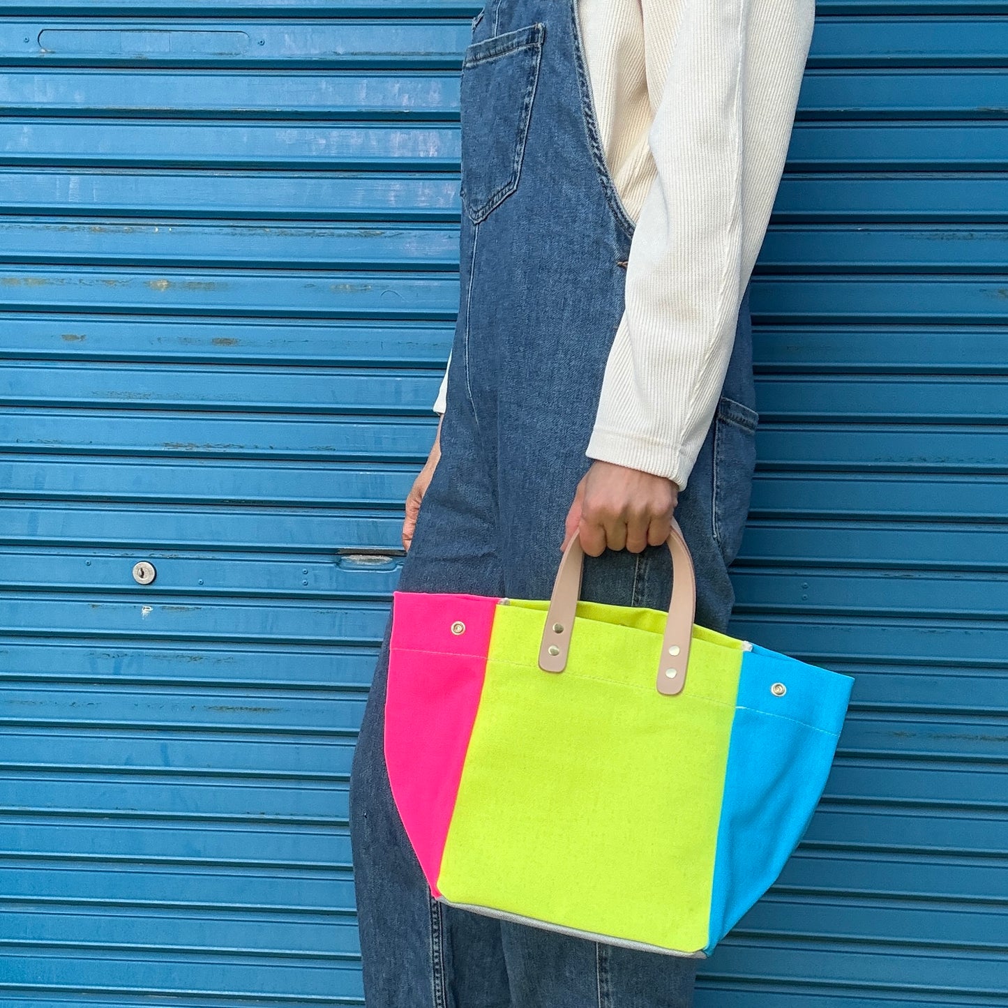 Comes with a multi-colored bag and a free pouch