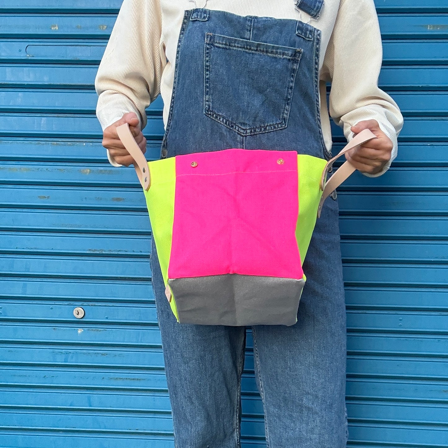 Comes with a multi-colored bag and a free pouch